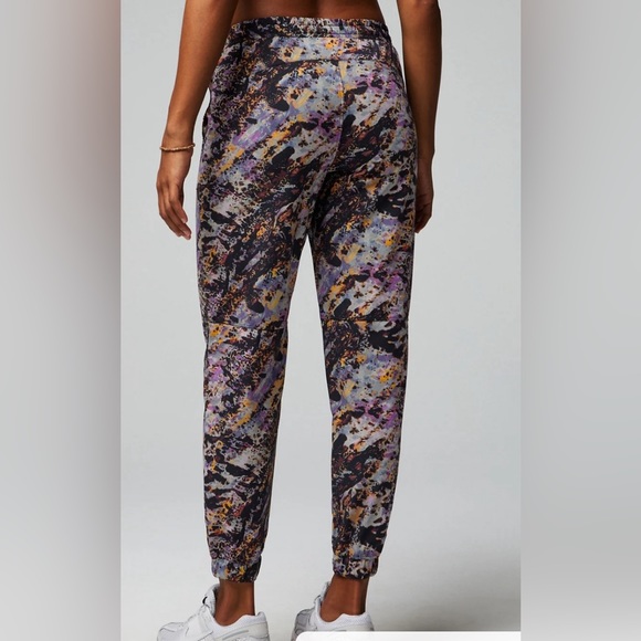 NWT Fabletics The One Jogger - Picture 3 of 3